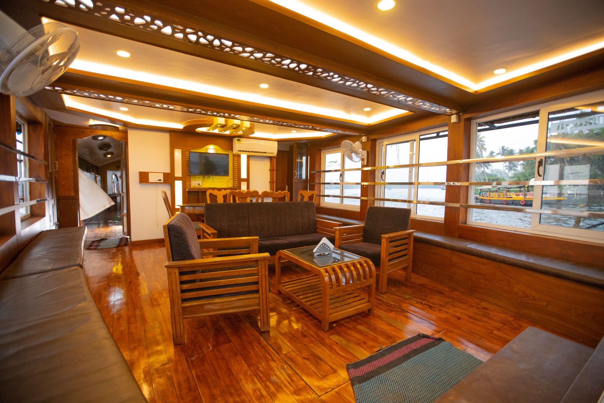 2 bed houseboat